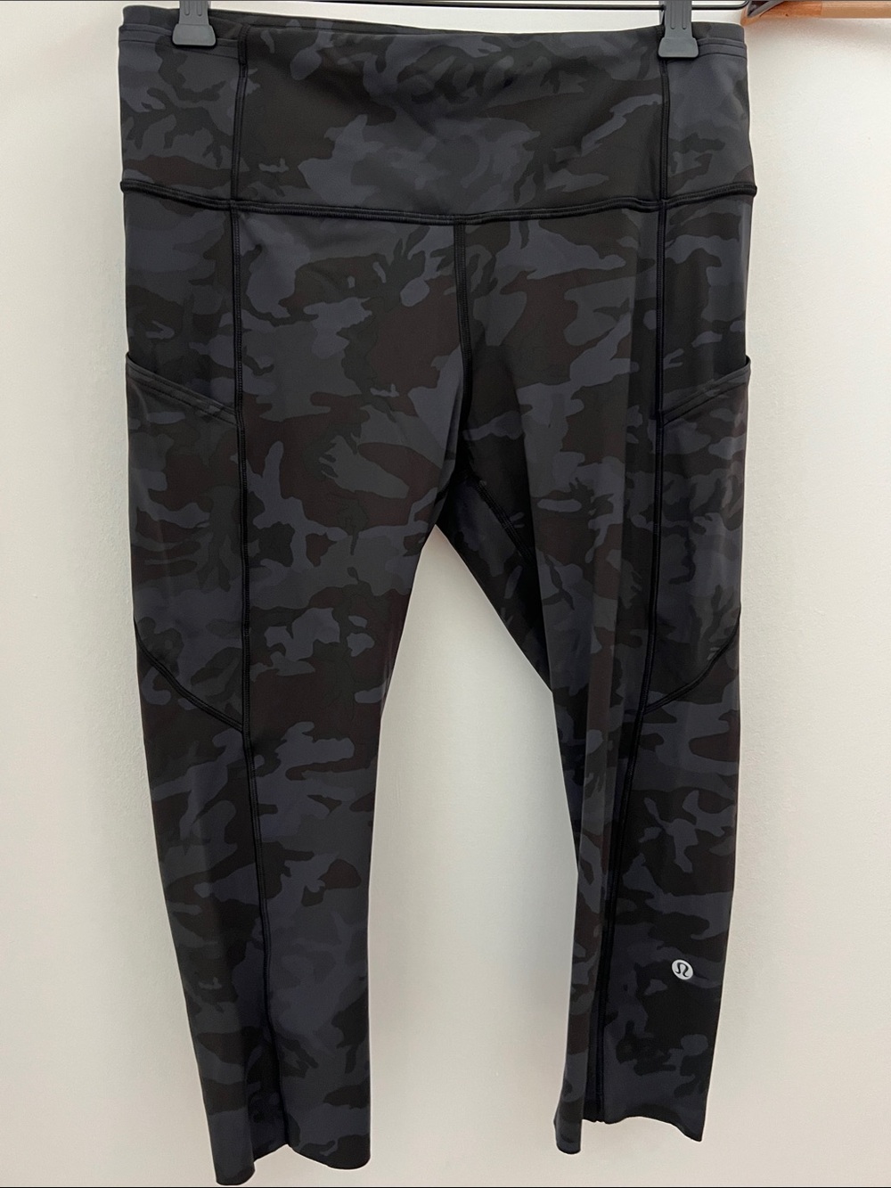 Lululemon like new 10 crop camo black and blue awesome 18 length side pockets
